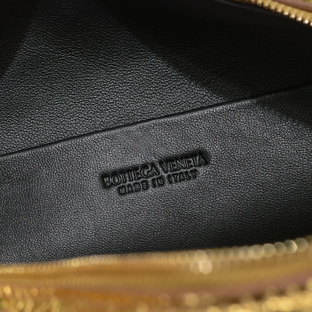 Batch 1260 B's new model is coming🔥Classic woven logo✅ The bag body is made of selected original sheepskin. The texture is soft and waxy. The simple square bag body is classic and versatile. The interior design is very practical. It has a large space and an adjustable iconic leather drawstring. It can be said to be both elegant and practical. The design is very simple and elegant. It has a kind of literary and retro style. Size 22x15x8, model: 6684# burst gold